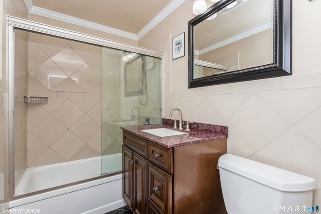 Building Photo - 680 Queen St