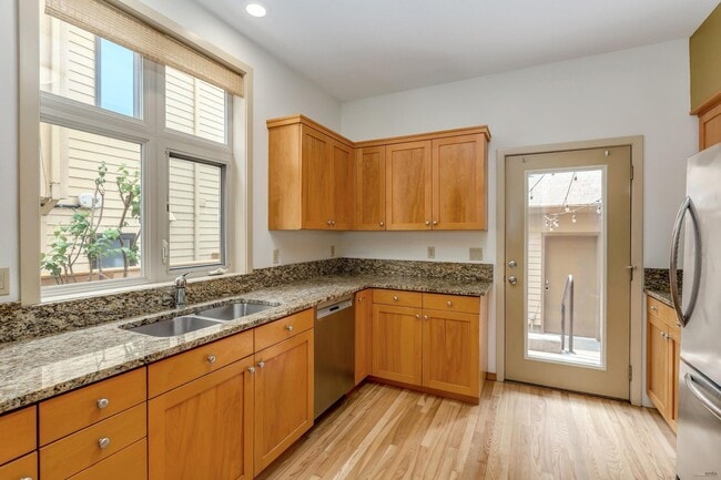 Building Photo - Stunning Townhome Style in NE Portland Lloyd Center District