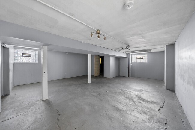 Building Photo - 7643 S Paxton Ave