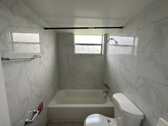 Building Photo - Beautifully Reovated 1b1b For Rent Now- Mi...