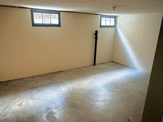 Building Photo - Rose City Park Neighborhood Quintessential Ranch Home on Corner Lot with Huge Basement, Fenced Ya...