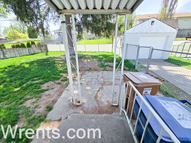 Building Photo - charming 2-bedroom, 1-bathroom ranch-style...