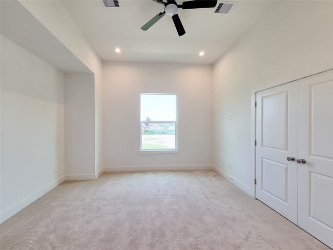 Building Photo - 1542 W Tidwell Rd