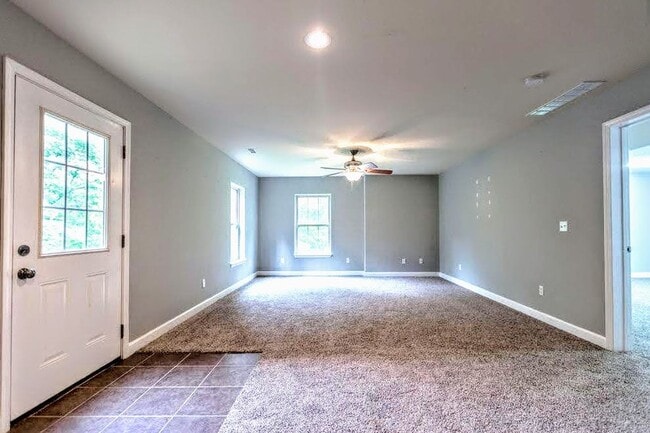 Building Photo - Beautiful fenced home