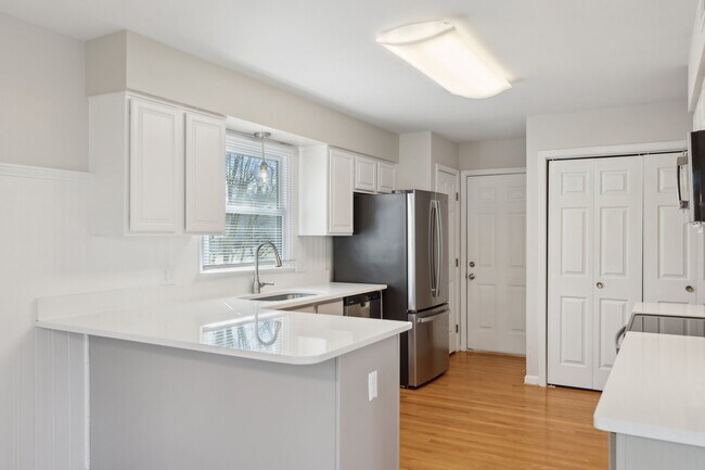 Building Photo - 17 S Pointe Ln