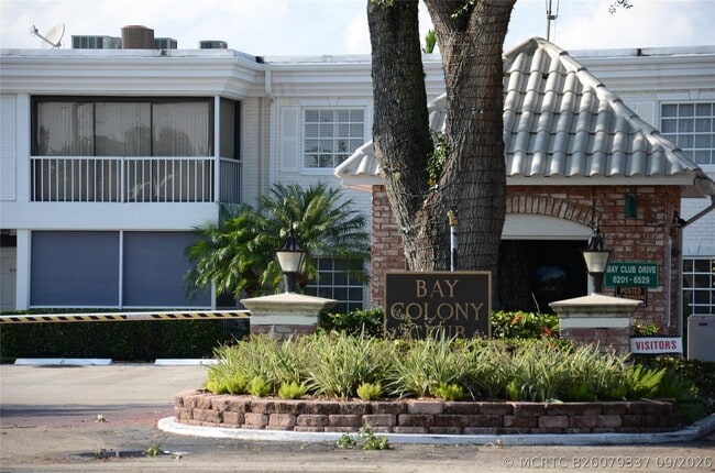 Building Photo - 6201 Bay Club Dr