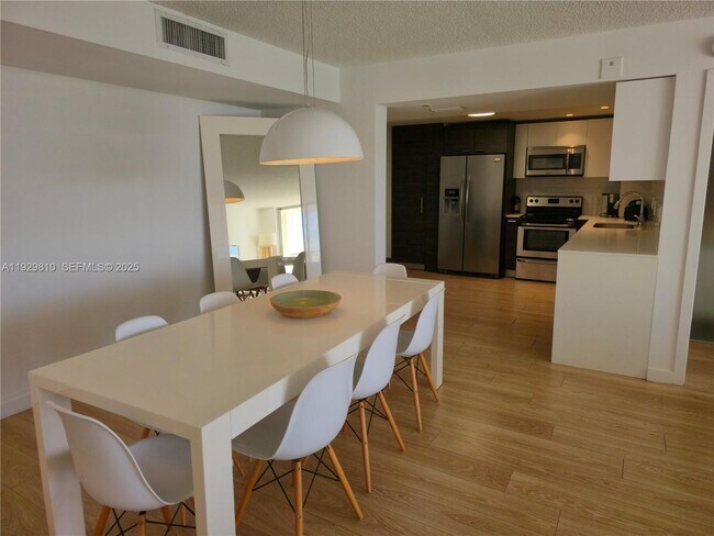 Building Photo - 9250 W Bay Harbor Dr