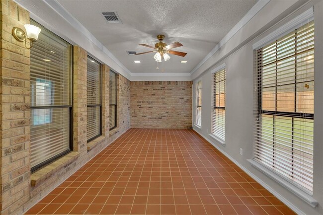 Building Photo - 7825 Silveridge Dr