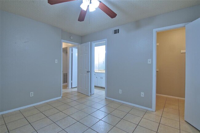 Building Photo - 1707 Onion Creek Village Dr