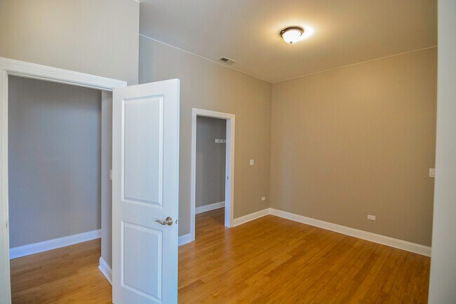Building Photo - 4006 N Kilbourn Ave