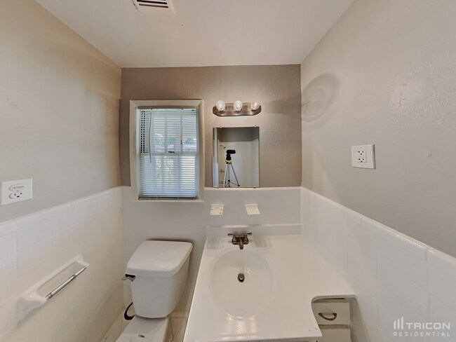 Building Photo - 220 Revere Dr