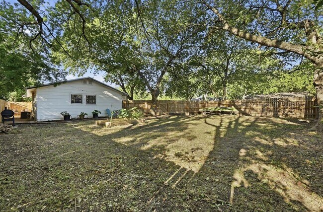 Building Photo - 2208 Deadwood Dr