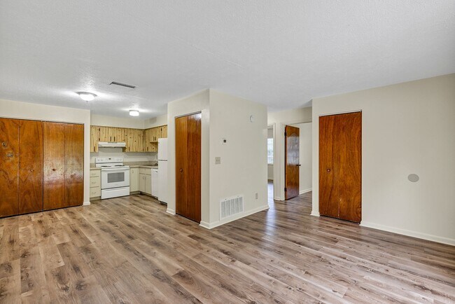 Building Photo - Charming 2-Bedroom Apartment for Rent – Great Location in Ocala! Deposit-Free Move-In Available!