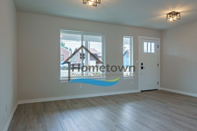 Building Photo - 3 Bedroom Home with 1.5 Bathrooms and an A...