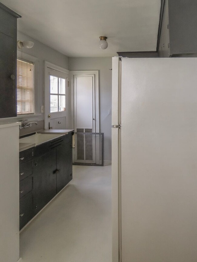 Building Photo - 1 Bedroom Cottage available in Salem !