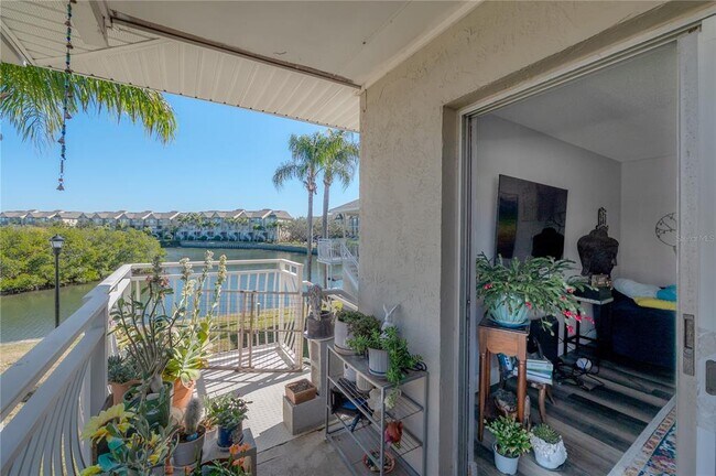 Building Photo - 8812 Bay Pointe Dr
