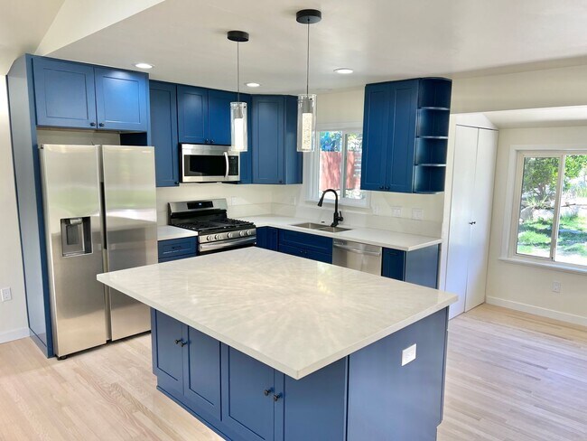 Building Photo - **Beautifully Remodeled 2 Story Home In Co...