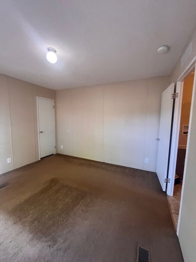 Building Photo - Country setting 2 bedroom home