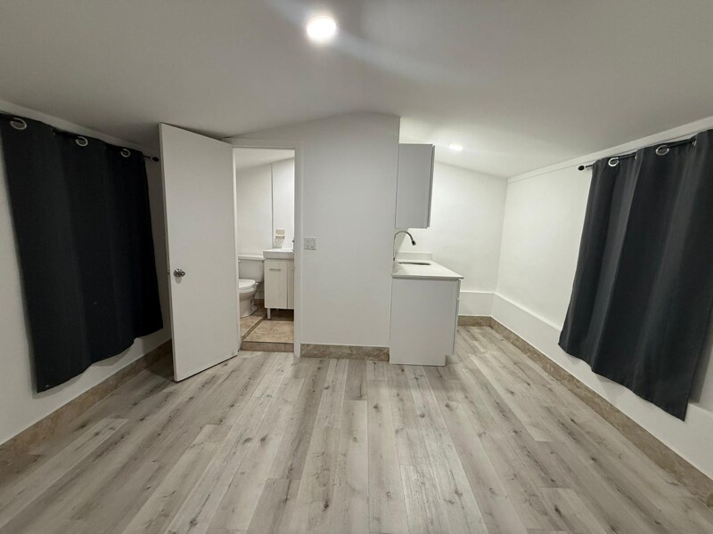 Building Photo - 1150 W 28th St