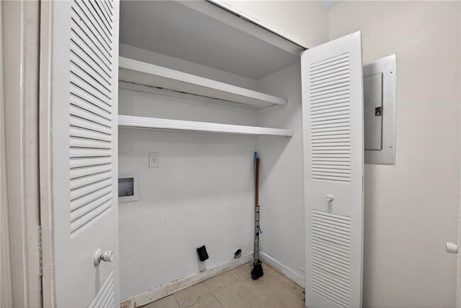 Building Photo - 6071 Regent Manor