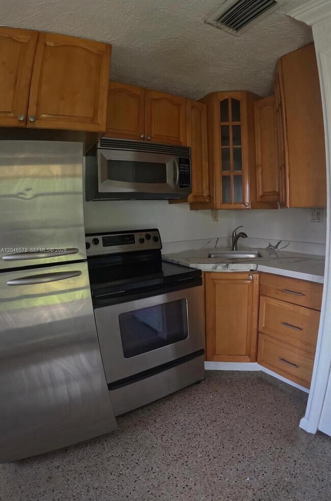 Building Photo - 5720 SW 38th Ct