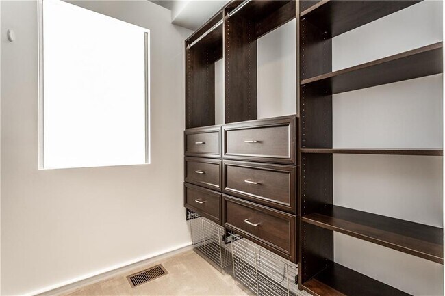 Master Walk in - 350 N Meridian St