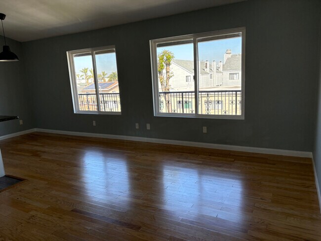 Building Photo - 1027 Newport Ave