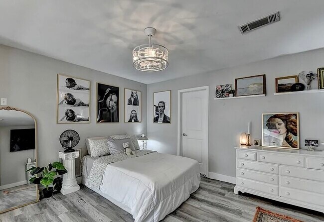 Building Photo - 561 Russell Rd