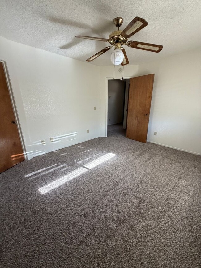 Building Photo - 1635 E Eastbrook Ave