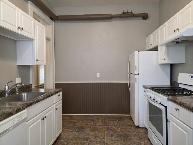 Building Photo - Updated 4-Bedroom Apartment in Oshkosh - 136 High Ave, Oshkosh, WI 54901