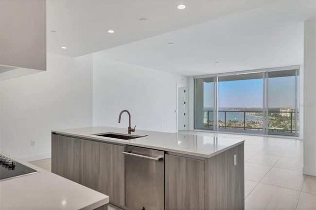 Building Photo - 301 QUAY Cmn