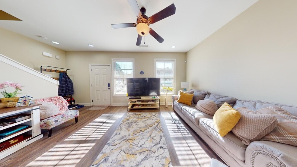 Building Photo - 3855 Academy Dr