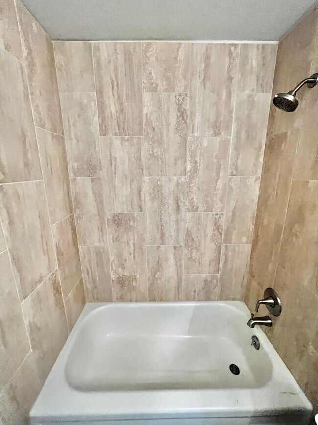 Building Photo - 3 bed, 1 bath Tri-level Home in Foxstone Neighborhood