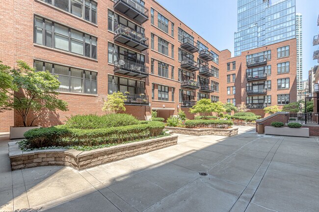 Building Photo - 333 W Hubbard St