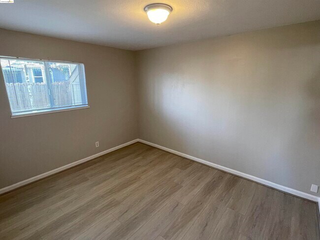 Building Photo - 32 O Neil Ct