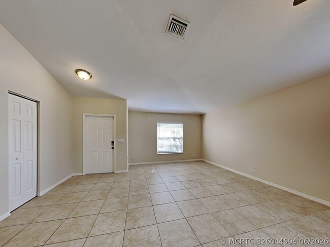 Building Photo - 1389 SW Prairie Cir