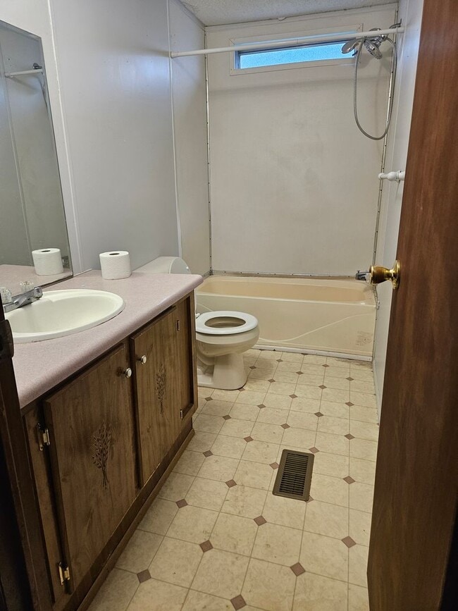 Building Photo - 2 Bedroom, 2 Bath Mobile Home in Yorktowne, Winchester!
