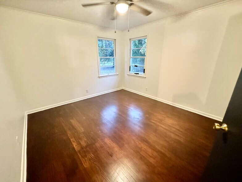 Back Bed 2 - 913 Lynden Blvd