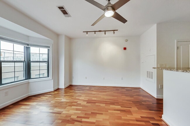 Building Photo - Sunny top-floor studio!