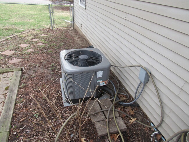 Building Photo - 5022 N Belmont Pl