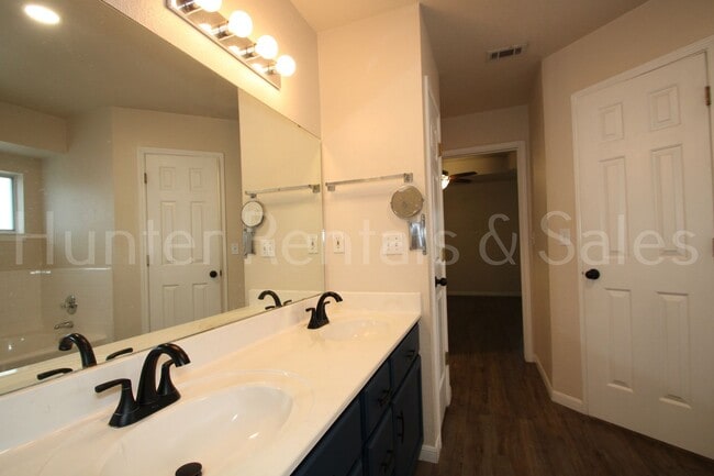Building Photo - Move-In Ready Gem with Spacious Backyard