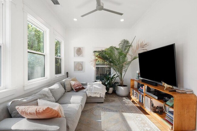 Building Photo - 4905 Duval St