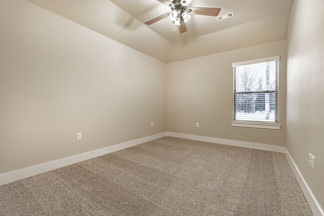 Building Photo - Beautiful home awaits you!