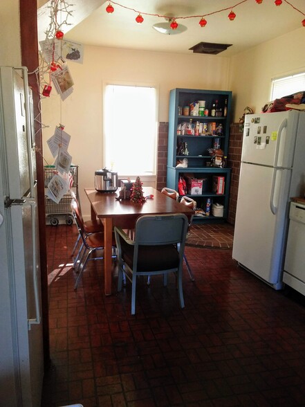 Eating area off kitchen - 500 NW 16th St