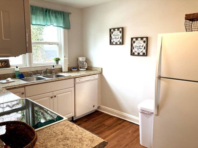 Building Photo - 905 Hill St