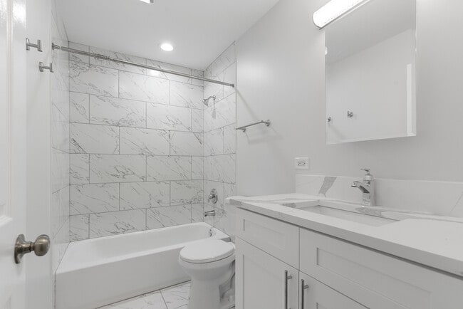 Building Photo - 8824 Robin Dr