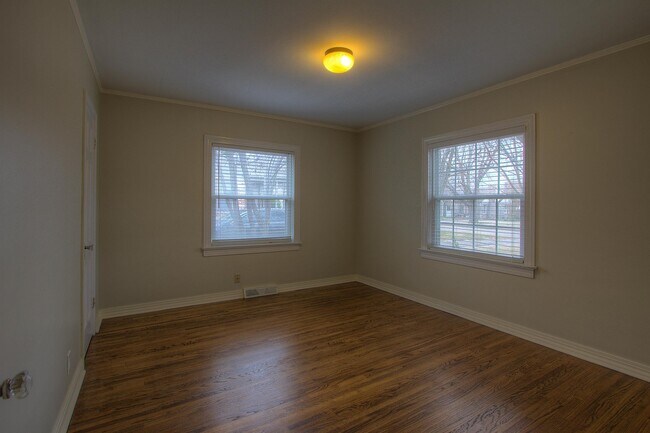 Building Photo - 1133 S Oswego Ave