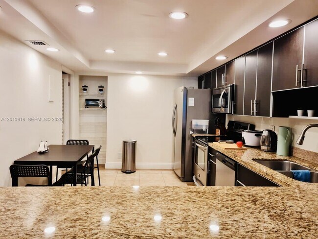 Building Photo - 2500 Parkview Dr