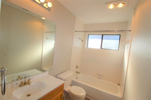 Building Photo - 2309 Lakeshore Ln