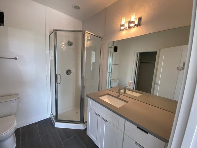 Building Photo - Luxury Townhome - 3 Bed 3.5 Bath at Overlo...